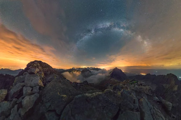 Galaxia Vía Láctea Entre Las Nubes Está Sobre Una Cresta — Foto de Stock