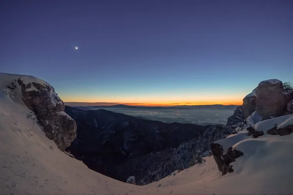 Nach Sonnenuntergang Erleuchtet Die Winterlandschaft Den Mond Mit Blick Auf — Stockfoto
