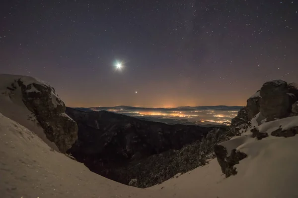 Σεληνόφως Φωτίζει Χειμερινό Τοπίο Θέα Τις Μακρινές Πόλεις Από Βουνά — Φωτογραφία Αρχείου