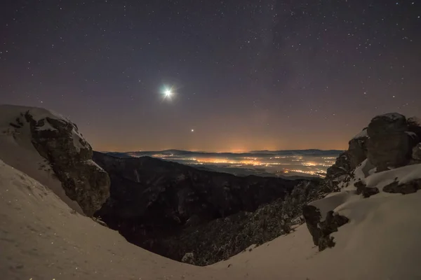 Luz Luna Ilumina Paisaje Invernal Con Una Vista Las Ciudades — Foto de Stock