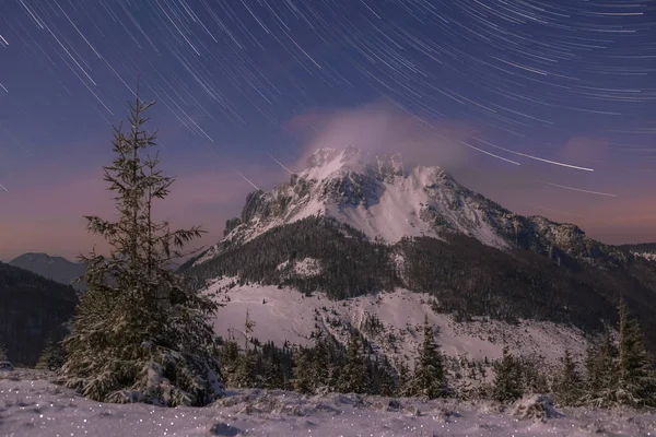 Luna Brilla Paisaje Montaña Invierno Senderos Estrellas Fondo — Foto de Stock