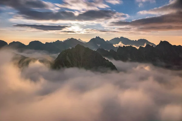 Vallei Wordt Overspoeld Door Mist Een Bergomgeving Mist Stijgen Alleen — Stockfoto