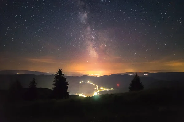 Γαλαξίας Στο Νυχτερινό Ουρανό Πάνω Από Ορεινό Τοπίο Όπου Πόλεις — Φωτογραφία Αρχείου