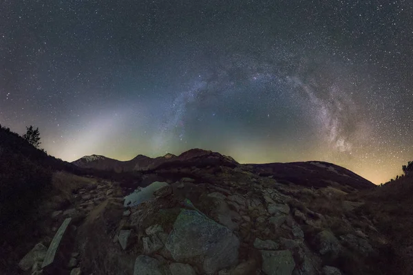Ζωδιακό Φως Και Γαλαξίας Πάνω Από Ορεινό Τοπίο — Φωτογραφία Αρχείου