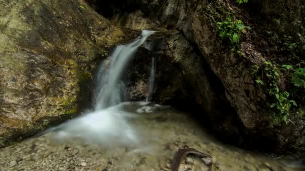 Cachoeira Córrego Montanha Entre Rochas Profundas Lapso Tempo Floresta — Vídeo de Stock
