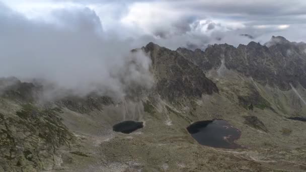 巨大な雲が四方から山を覆う4K時間の経過 — ストック動画