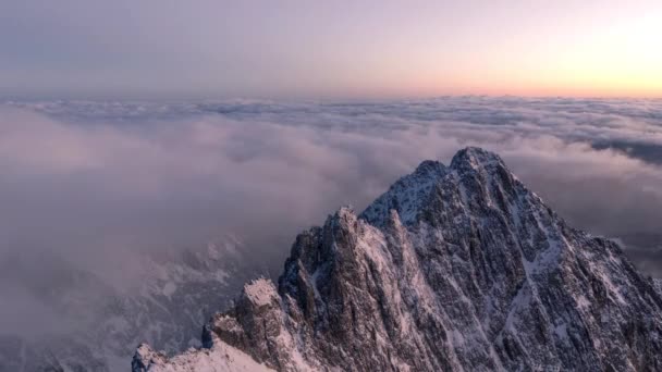 タイムラプス4Kの日の出は山の盾と風景を覆う低い逆雲を照らした — ストック動画