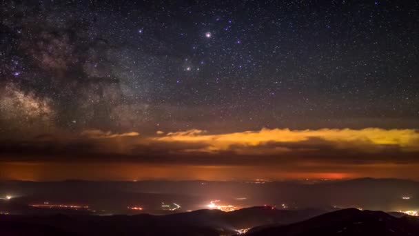 Droga Mleczna Mija Chmury Horyzoncie Oświetlone Time Lapse — Wideo stockowe