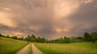 4k zaman kavramı Yoğun bulutlarda bir gökkuşağı oluşur, yol ormana çıkar