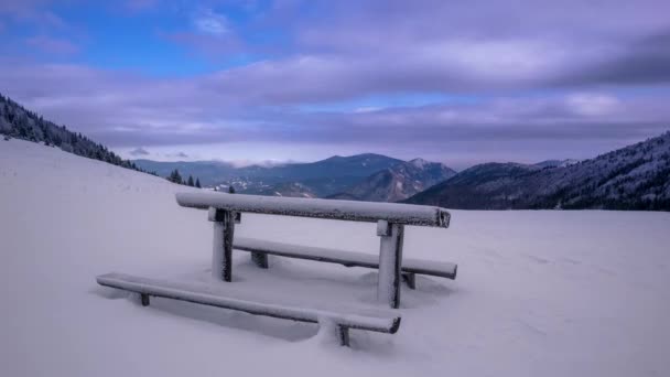 Piknik Masası Dağlarda Kış Bulutlarında Zaman Atlaması — Stok video
