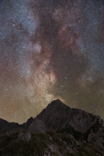 Cielo Nocturno Colorido Vía Láctea Por Encima Cima Montaña — Foto de Stock