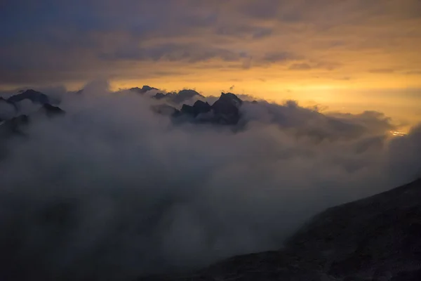 Долина Затоплена Туманом Горной Среде Над Туманами Высокие Вершины Гор — стоковое фото