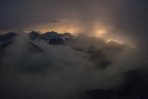 Valley Flooded Mist Mountain Environment Fogs Only High Peaks Mountains — Stok fotoğraf