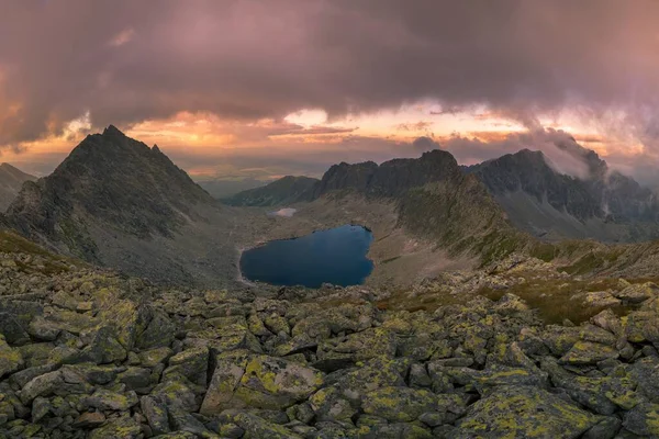 Nubes Bajas Tocando Cima Montaña — Foto de Stock