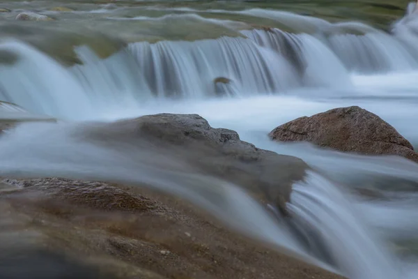 Arroyo Montaña Limpio Con Cascadas Rocas Una Larga Exposición —  Fotos de Stock