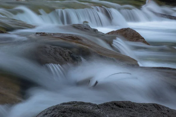 Чистый Горный Поток Каскадами Камнями Длительное Время Экспозиции — стоковое фото