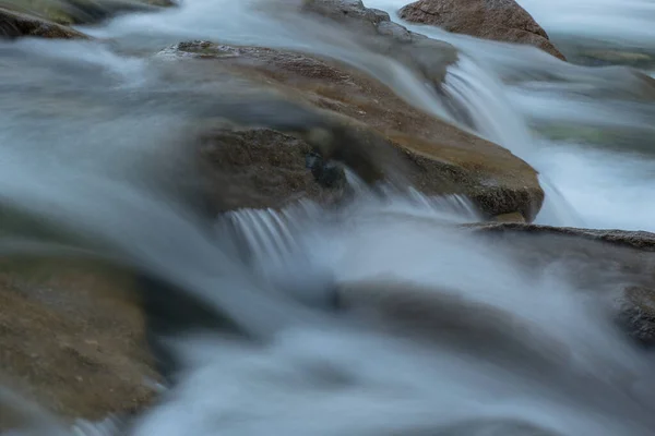 Arroyo Montaña Limpio Con Cascadas Rocas Una Larga Exposición —  Fotos de Stock