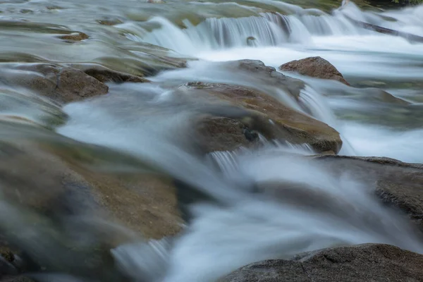 Córrego Limpo Montanha Com Cascatas Rochas Uma Exposição Longa — Fotografia de Stock
