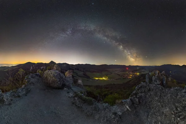 Paisaje Nocturno Panorámico Con Pintoresco Pueblo Valle Entre Las Montañas — Foto de Stock