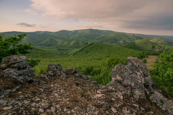 Skály Vrcholu Hory Výhled Zelenou Horskou Krajinu Národního Parku — Stock fotografie