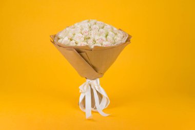 Sarı arka planda beyaz güller.