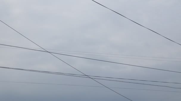 Time Lapse Ηλεκτρικές Γραμμές Στο Συννεφιασμένο Γαλάζιο Ουρανό — Αρχείο Βίντεο