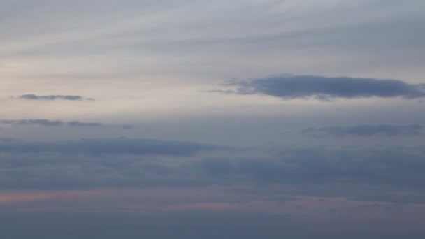 Time Lapse Niebieskie Pióro Chmury Zachód Słońca Wiosennym Niebem — Wideo stockowe