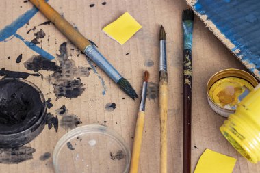 Gulak renginde sanat fırçaları 