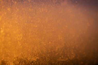 Eski pencere camında turuncu gün batımı