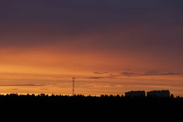 Gebäude Orangen Sonnenuntergang Über Dem Wald — Stockfoto