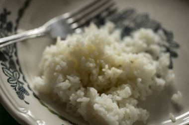 Tabağında kaşık olan pirinç.