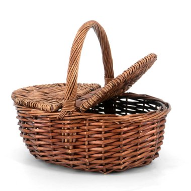 Çiçekler için kapağı ve beyaz arka planda hediyeleri olan oval kahverengi hasır sepet.