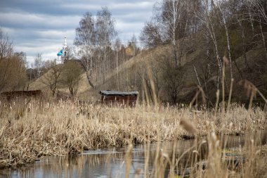 İlkbaharın başlarında Rusya 'da bir nehir ve uzakta küçük bir kilise vardı.