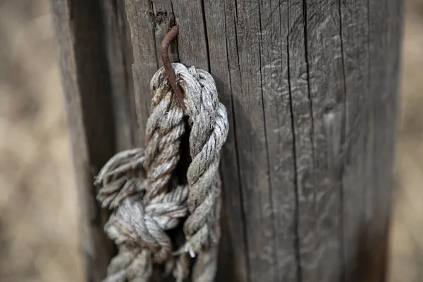 Oude Touw Een Houten Paal — Stockfoto