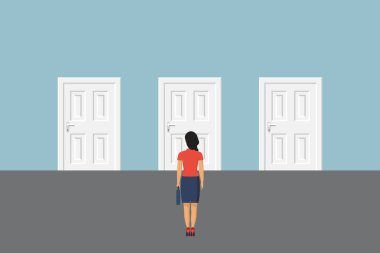 Seçim yolu konsepti. İş kadını, üç kapalı kapının önünde dikiliyor. Yönü belirle. İş kararı. Düz biçimli vektör illüstrasyonu