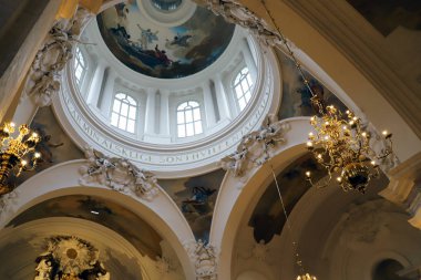 Stockholm, İsveç, 10-26-2019: Gustav Vasa Kyrka tavan ve tablolar