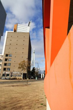 Rotterdam, Hollanda, 11-09-2019: Rotterdam 'ın güneyindeki binalar ve sokaklar boyunca uzanan Erasmus köprüsüne mavi gökyüzü ile göz atın