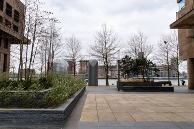 Binalar ve Rotterdam limanı arasındaki manzara