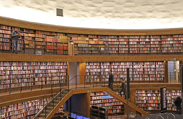 Libros en toda la biblioteca pública — Foto de Stock