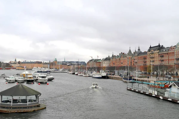 Estocolmo Suecia 2019 Puerto Estocolmo Suecia Orilla Del Río Con — Foto de Stock