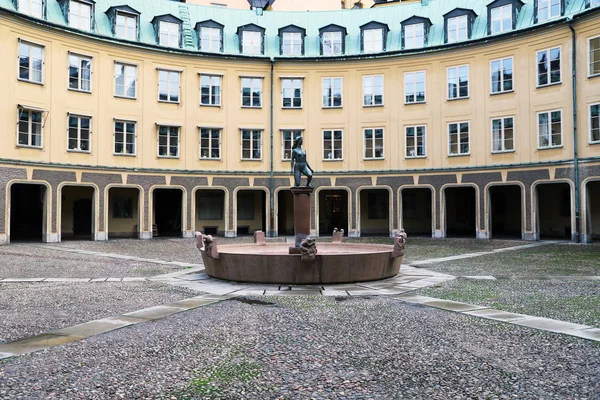 Edifício redondo com estátua de uma mulher — Fotografia de Stock