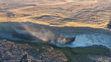 Avrupa 'nın en güçlü şelalesi olarak bilinen, Kuzeydoğu İzlanda' daki Vatnajkull Ulusal Parkı 'nda bulunan hava aracı sho' su püskürtme suyundan günbatımı günbatımı gökkuşağı