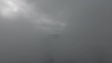 Moğolistan 'daki bir gölün üzerinde yağmurlu bulutlarda hava aracı görüntüsü