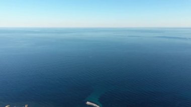 Akdeniz 'de yolculuk eden hava durumu güneşli bir günde Sausset les Pins France