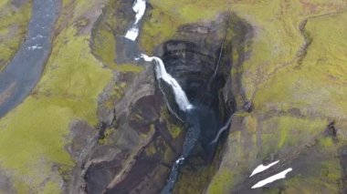 Foss Nehri İzlanda 'sında yer alan 122 metre yüksekliğindeki şelalenin insansız hava aracı görüntüsü. En uzun nehir yüksekliği, gündüz dikey uçuş zamanı.