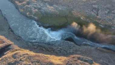 Hava aracı, Avrupa 'nın en güçlü şelalesi olarak bilinen ve kuzeydoğu İzlanda' daki Vatnajkull Ulusal Parkı 'nda gün batımında yer alan Dettifoss' un dikey üst görüntüsünü çekti.