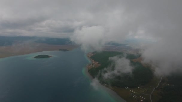 Dron Aéreo Disparó Nubes Moviéndose Sobre Lago Mongolia Día Nublado — Vídeo de stock