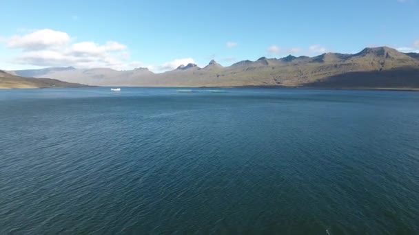 無人偵察機がアイスランドの海養殖場に向かってフライを撃ちました美しい午後日当たりの良い中高度飛行水平方向の眺め — ストック動画