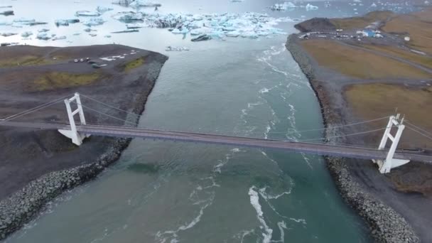 Drone Aereo Sparato Sorvolando Ponte Lungo Ghiacciai Jokulsarlon Laguna Ghiacciaio — Video Stock