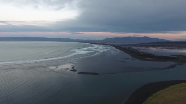 Flygdrönare Skott Flyger Över Flod Island Med Svart Sand Solnedgång — Stockvideo